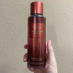 VICTORIA’S SECRET RICH CARAMEL
VANILLA MIST SPRAY